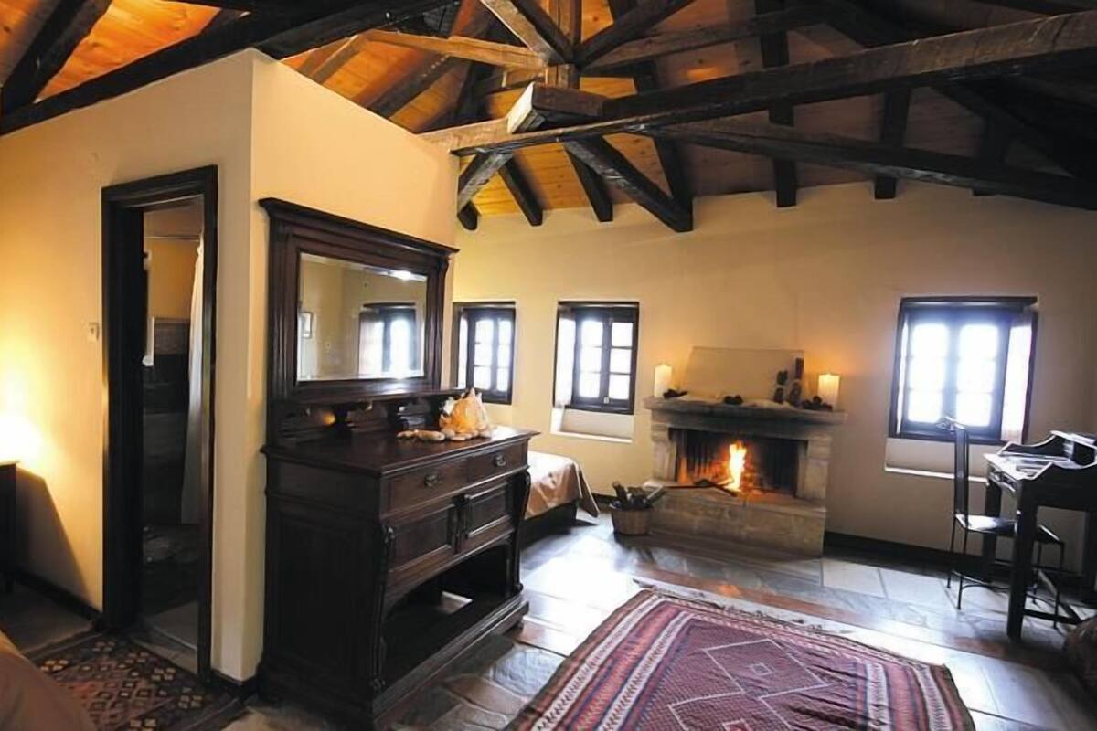 Superior Quadruple Room, Terrace (Castle) | Living area | TV