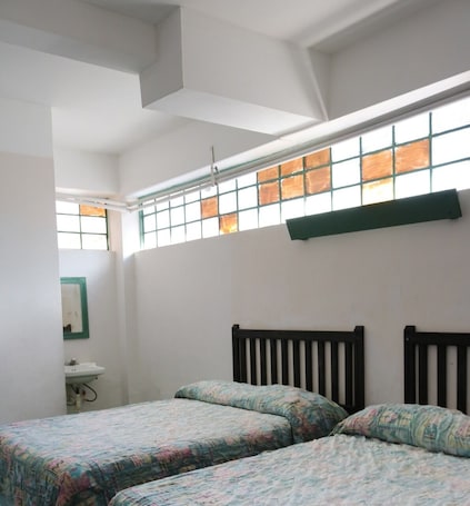 Escritorio, wifi gratis y ropa de cama . Hotel Correo