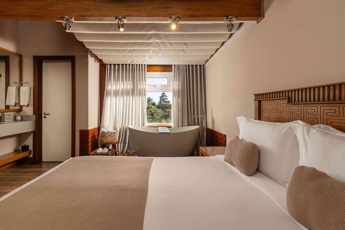 Romantic Suite, 1 Queen Bed | 1 bedroom, premium bedding, minibar, in-room safe