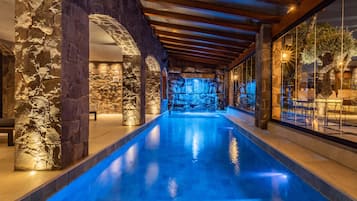 Piscine couverte, chaises longues