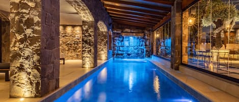 Indoor pool, sun loungers