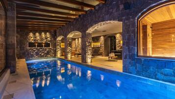 Indoor pool, sun loungers