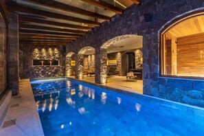 Indoor pool, sun loungers - Hotel Valle D'incanto (Gramado)