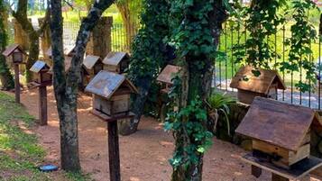 Caserones de madera sujetos a árboles en un jardín.