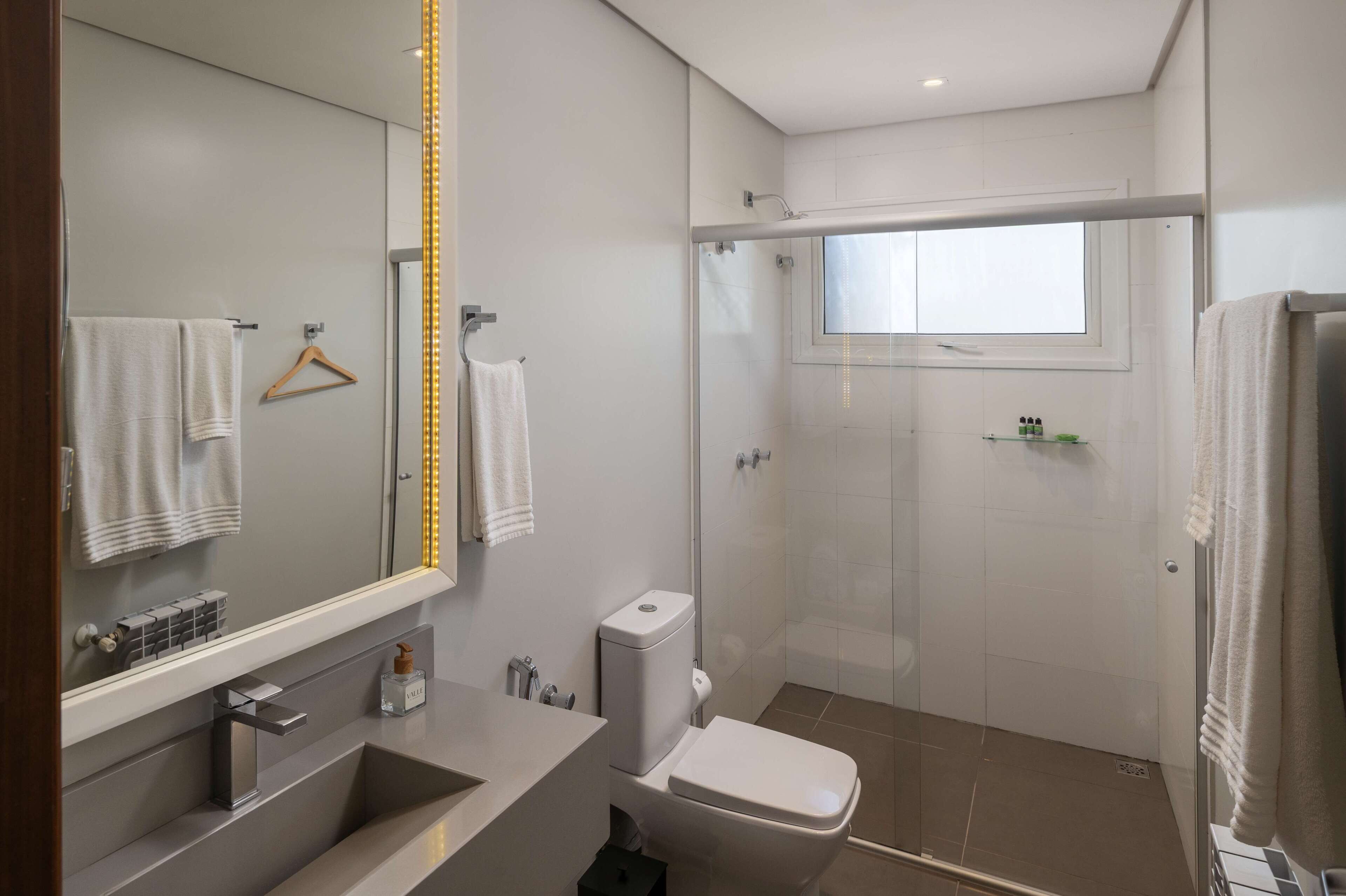 Un baño moderno con inodoro, lavabo y ducha.