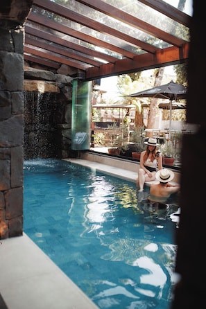 Indoor pool, sun loungers - Hotel Valle D'incanto (Gramado)