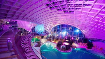 5 kolam renang indoor dan kolam renang outdoor, dengan kursi berjemur