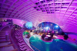 5 inomhuspooler, utomhuspool och solstolar