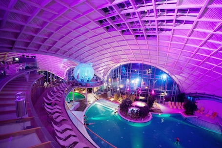 5 piscinas techadas, una piscina al aire libre