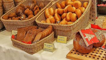 Sudah termasuk sarapan prasmanan setiap hari