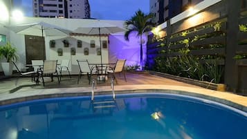 Una piscina al aire libre
