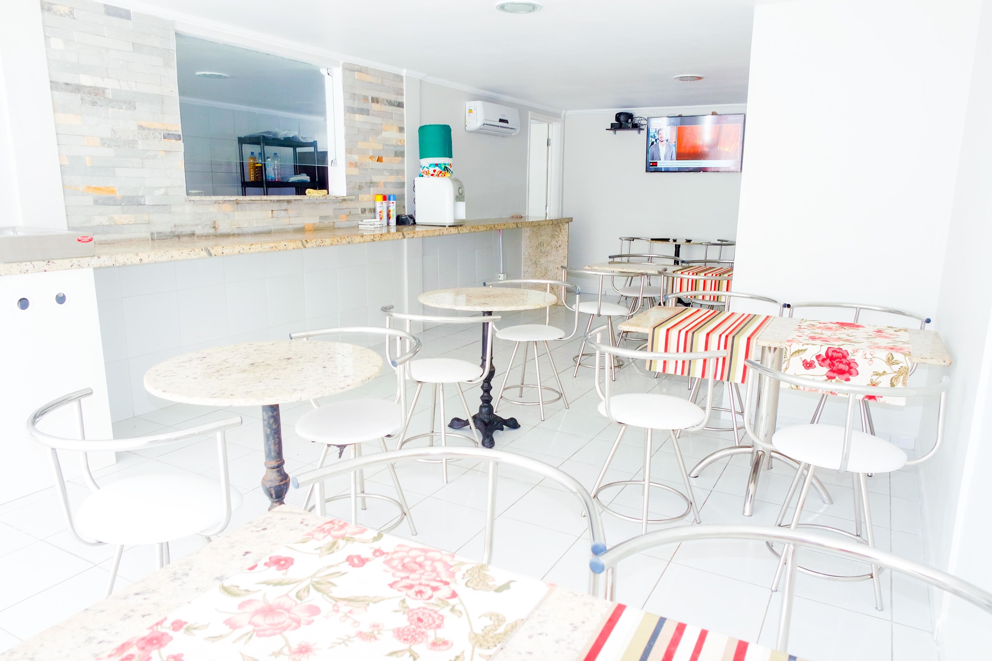 Café da manhã com buffet grátis todos os dias