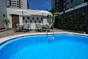 Una piscina al aire libre