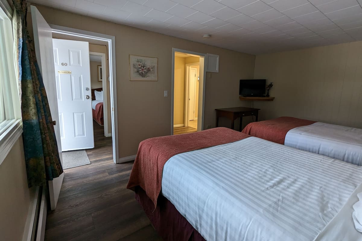 Standard Suite, 2 Bedrooms | 2 bilik tidur, meja, Wi-fi percuma, cadar katil