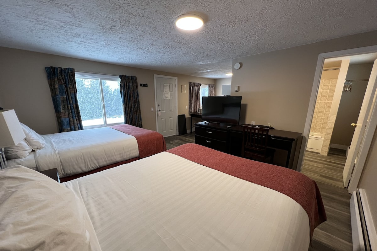 Double Room, 2 Katil Kelamin (Double), Kitchenette | 2 bilik tidur, meja, Wi-fi percuma, cadar katil
