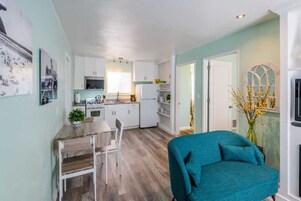 Family Suite, 2 Bedrooms, Non Smoking, Kitchenette | Premium bedding, free WiFi, bed sheets