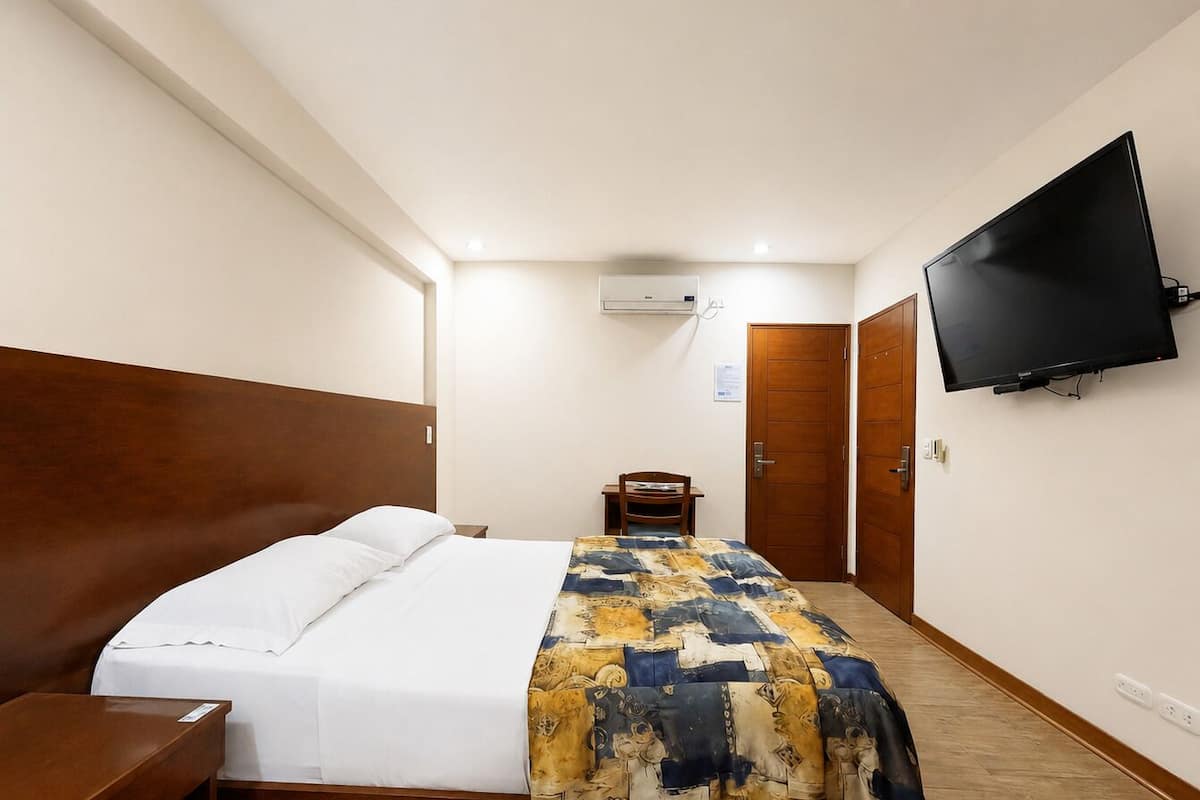 Executive Room, 1 Queen Bed | Blackout drapes, iron/ironing board, WiFi (free), bed sheets
