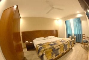 Cortinas blackout, tabla de planchar con plancha y wifi gratis 