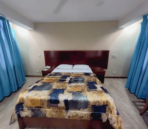 Blackout curtains, iron/ironing board, free WiFi, bed sheets - Hotel Esencia Suites (Lima)
