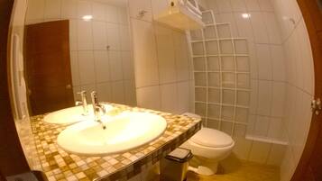 Shower, pengering rambut, dan handuk