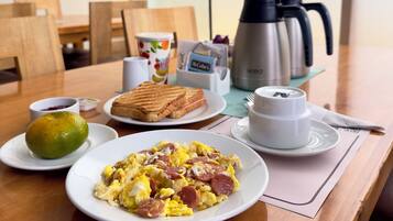 อาหารเช้าแบบคอนติเนนทัลทุกวัน (USD 5 ต่อคน)