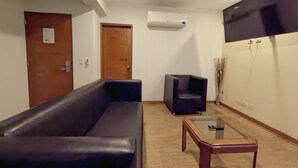 Superior Suite | Blackout drapes, iron/ironing board, WiFi (free), bed sheets - Hotel Esencia Suites (Lima)