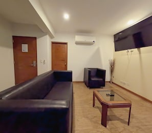 Superior Suite | Blackout curtains, iron/ironing board, free WiFi, bed sheets - Hotel Esencia Suites (Lima)