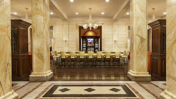 2 restaurantes; se sirve desayuno, almuerzo y cena; cocina americana