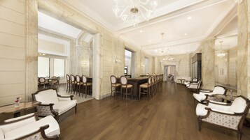 2 bars/lounges, lobby lounge