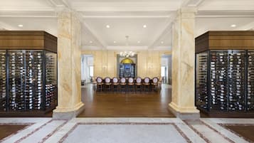 2 bars/lounges, lobby lounge