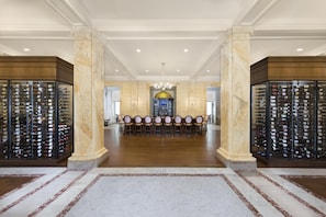 2 Bars/Lounges, Lobby-Lounge