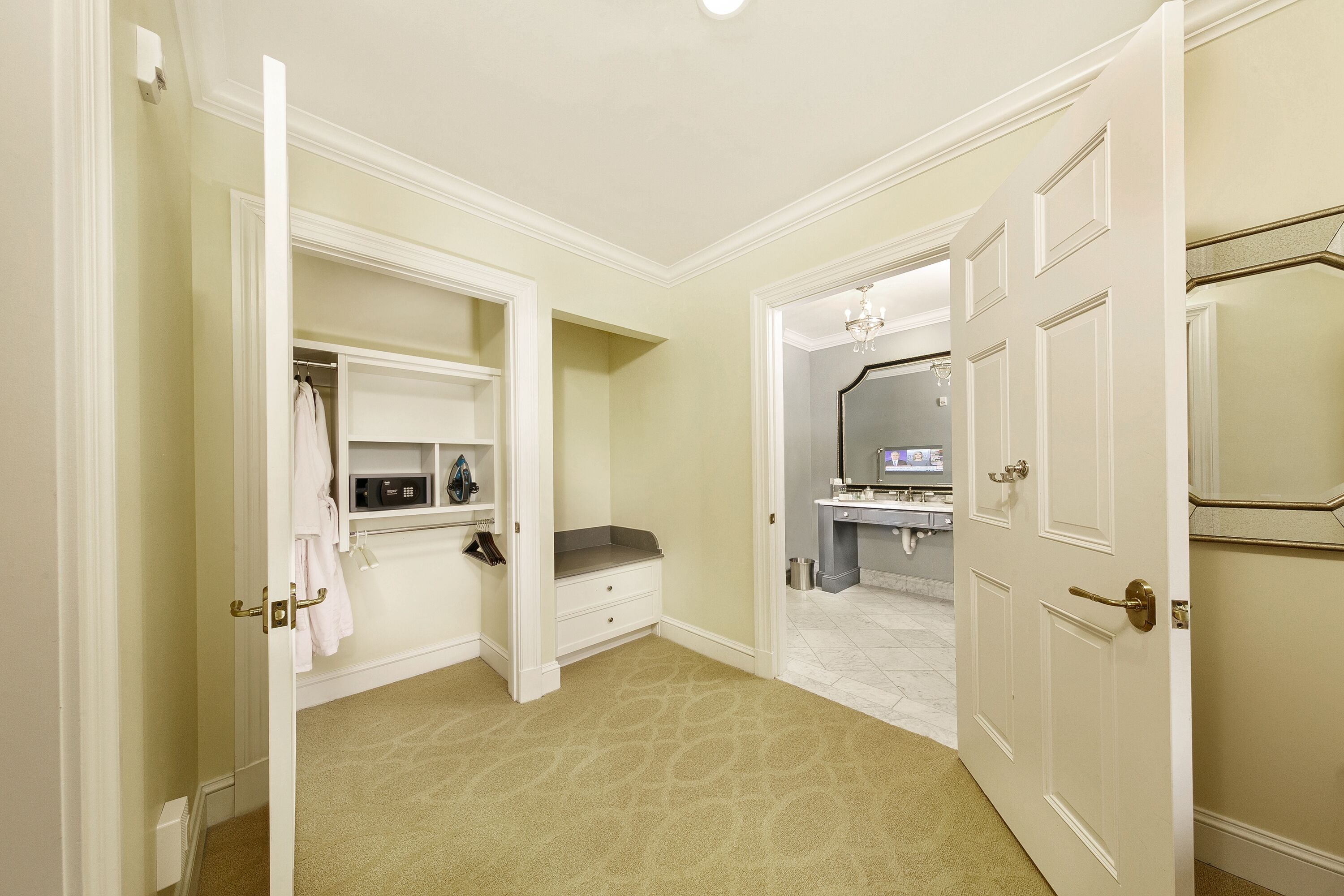 1 bedroom, egyptian cotton sheets, premium bedding, minibar