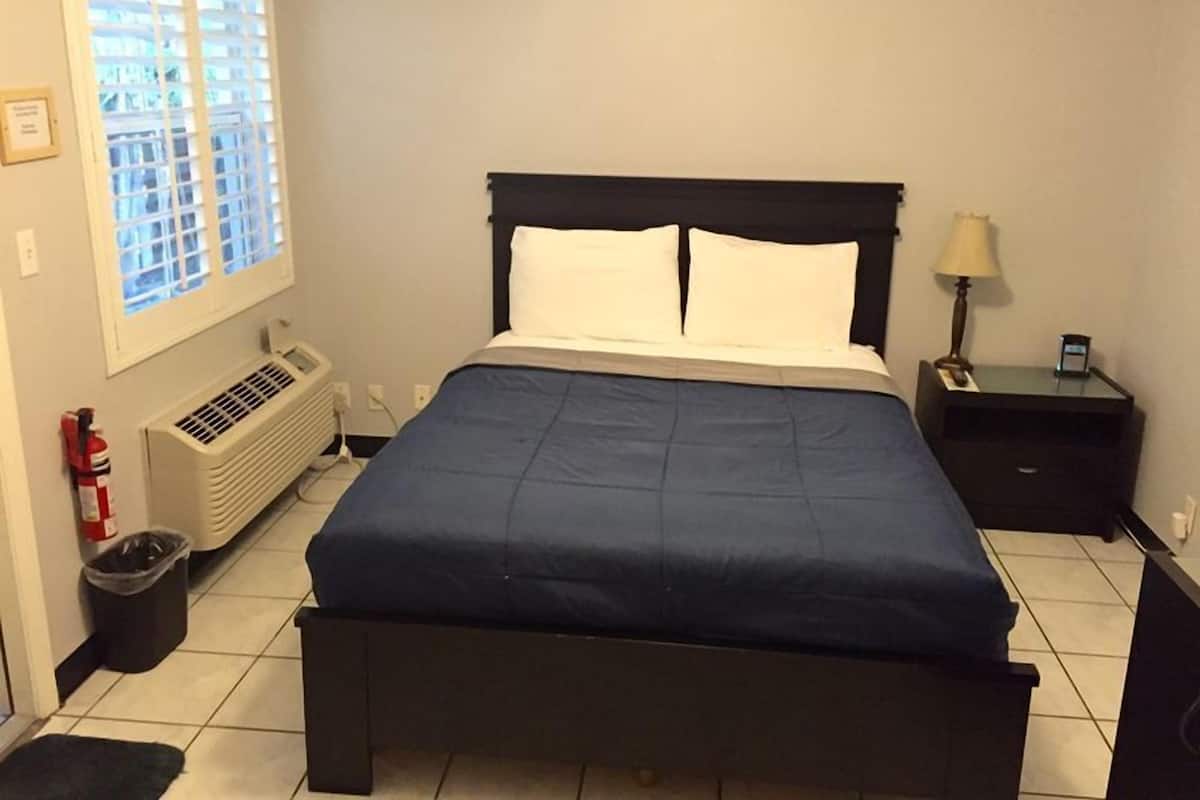 Deluxe Room, 1 Queen Bed (Room 104)