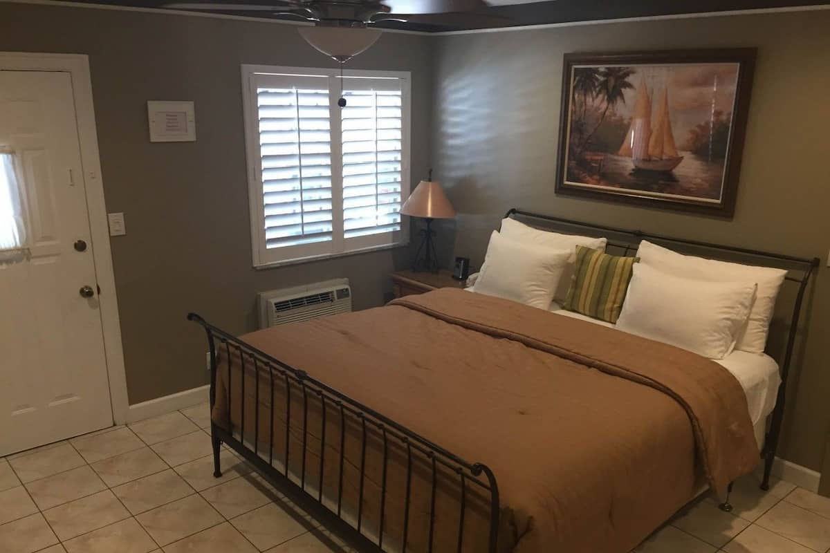 Deluxe Suite, 1 King Bed (Room 102)