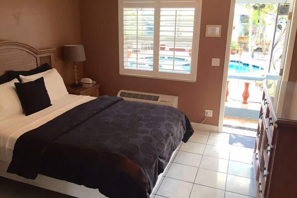 Deluxe Room, 1 Queen Bed (Room 107)