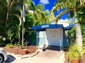 Front of property - Coral Reef Guesthouse (Fort Lauderdale)
