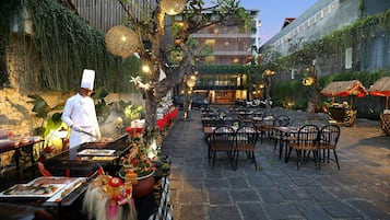 供應午餐及晚餐;亞洲菜