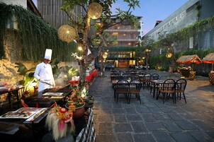 Lunch and dinner served, Asian cuisine