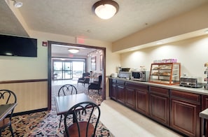 Free daily buffet breakfast - Rodeway Inn & Suites Charles Town (Charles Town)