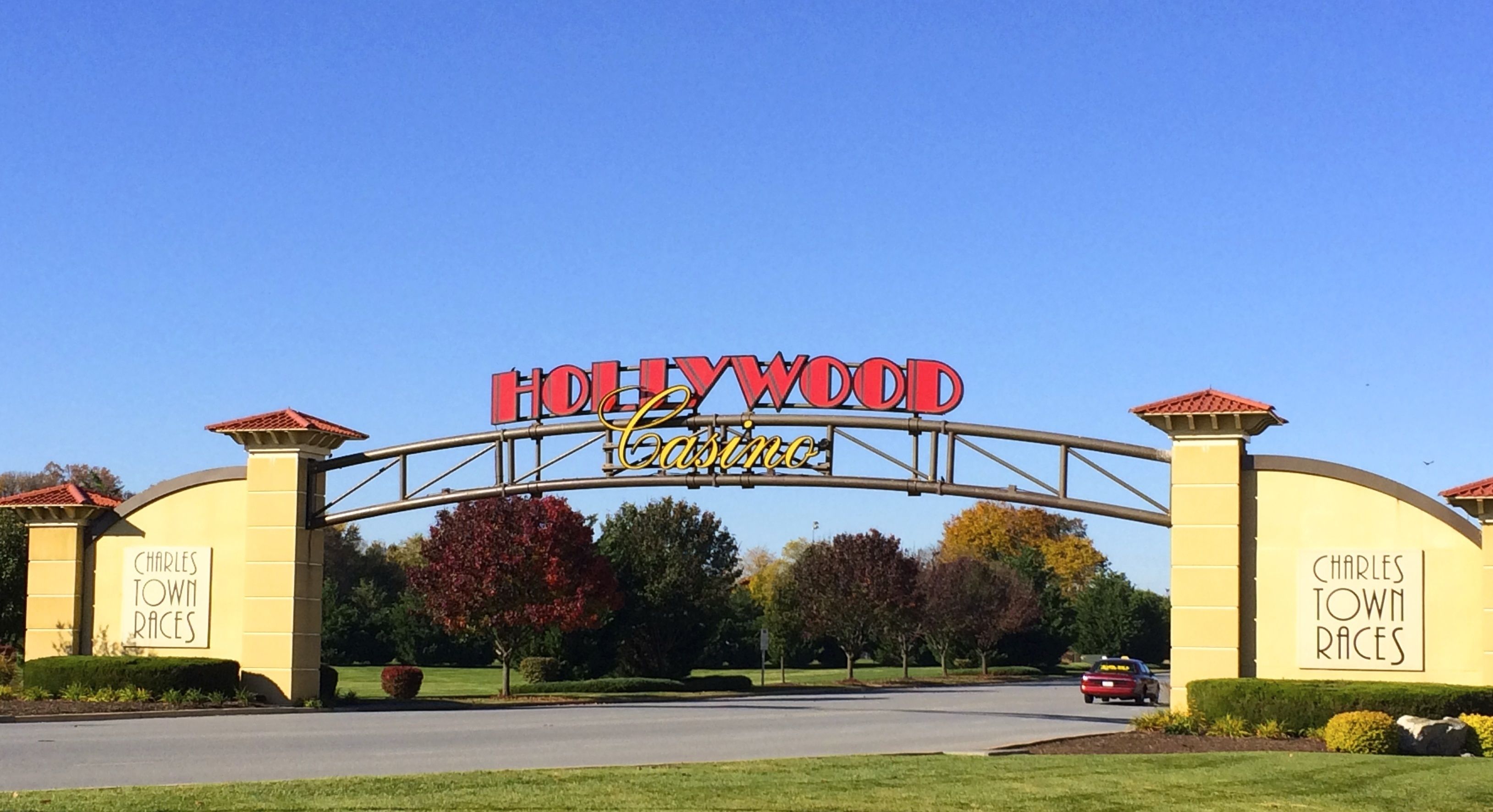 La entrada al Hollywood Casino, con un letrero visible sobre el arco.
