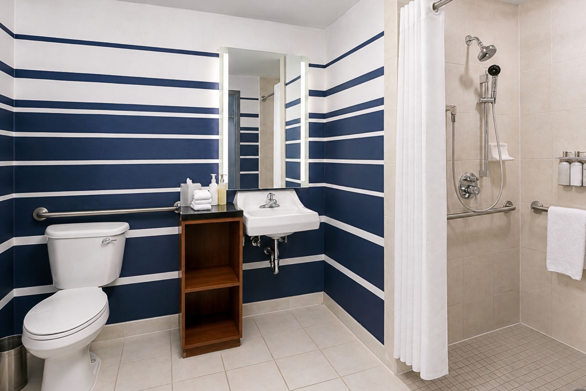 Un baño con inodoro, lavamanos y zona de ducha.