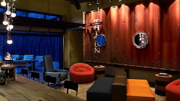 Lobby-lounge