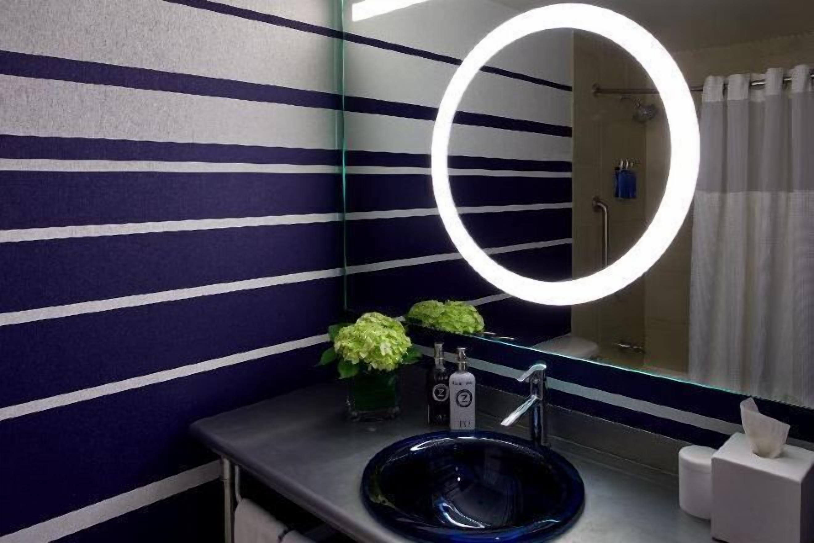 Baño | Amenidades de baño de diseñador, secadora de cabello, toallas, jabón 
