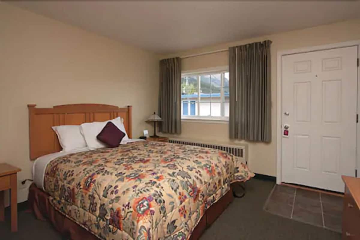 Standard Room, 1 Queen Bed | 1 bedroom, free WiFi, bed sheets