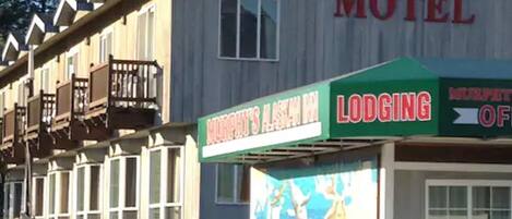 Vista frontal de la propiedad