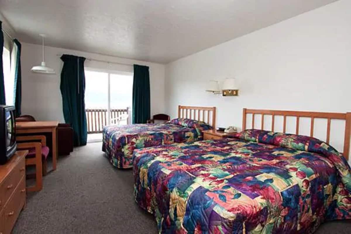 Superior Room, 2 Queen Beds, Non Smoking, Refrigerator & Microwave | 1 bedroom, free WiFi, bed sheets