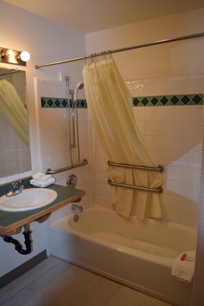 Standard Double Room, 2 Queen Beds, Accessible | Bathroom shower - Murphy's Alaskan Inn (Seward)