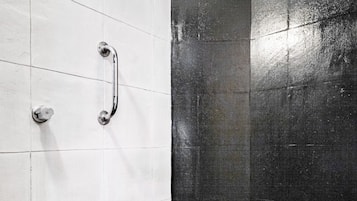 Habitación estándar, 2 camas Queen size | Amenidades de baño | Regadera, secadora de cabello, toallas, jabón