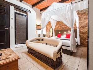 Deluxe Double Room | Iron/ironing board, free WiFi, bed sheets - Hotel Casa Molina (Querétaro)