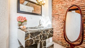 Deluxe Double Room | Bathroom sink - Hotel Casa Molina (Querétaro)